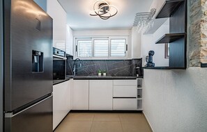 Geladeira, micro-ondas, fogão, cooktop
