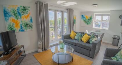 Charming Bedford 2BR walking distance to Hospital, Train Station and Town Center