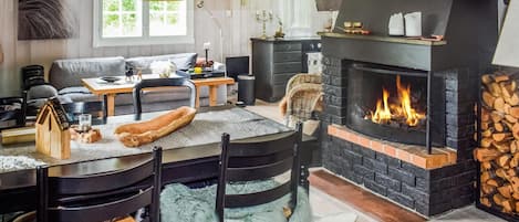 TV, fireplace