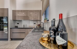 ثلاجة، موقد طهي �مسطح، غسالة أطباق