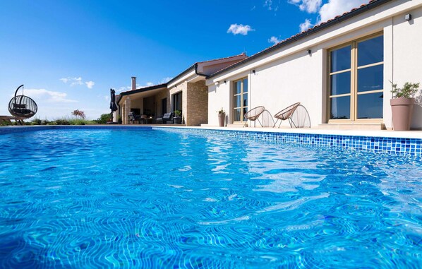 حمّام سباحة مُدفَّأ