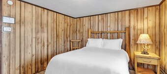 Escanaba Motel Queen Bed with WiFi, cable and Parking