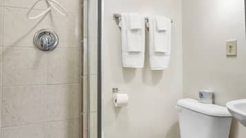Douche, sĂšche-cheveux, serviettes fournies, savon