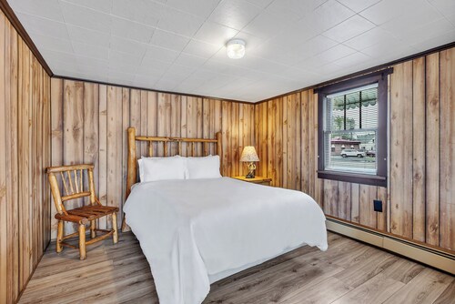 Escanaba Motel Queen Bed with WiFi, cable and Parking