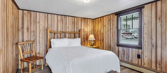 Escanaba Motel Queen Bed with WiFi, cable and Parking