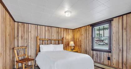 Escanaba Motel Queen Bed with WiFi, cable and Parking