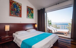 4 bedrooms, travel crib, free WiFi, bed sheets