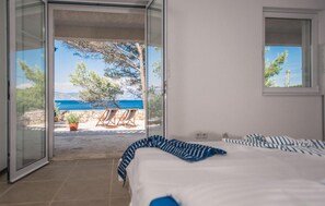 4 bedrooms, travel crib, free WiFi, bed sheets