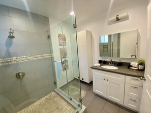 Secadora de cabello, toallas, jabón, papel de baño