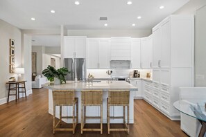 Fridge, microwave, oven, stovetop - Modern Naples Villa - 3BDR w/ Priv Pool & Hottub - Vineyards Golf Course Access (Naples)