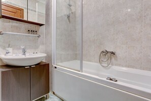 Douche, sèche-cheveux, serviettes fournies, shampoing