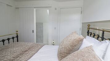 Cottage | 2 bedrooms, individually decorated, individually furnished, free WiFi