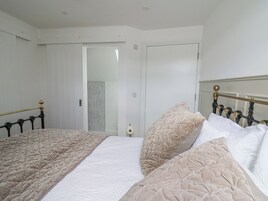 Cottage | 2 bedrooms, WiFi (free), individually decorated, individually furnished