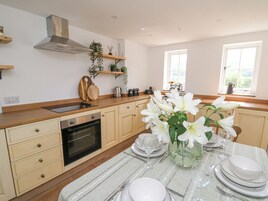 Cottage | Private kitchen | Fridge, dishwasher, cookware/dishes/utensils