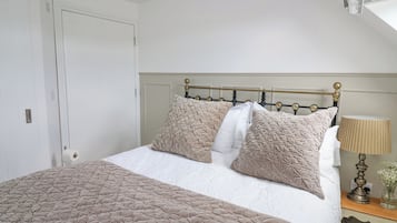 Cottage | 2 bedrooms, individually decorated, individually furnished, free WiFi