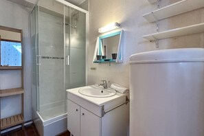 Douche, sèche-cheveux, serviettes fournies