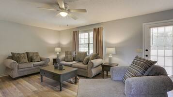 Fernseher, Kamin, DVD-Player, Musikbibliothek