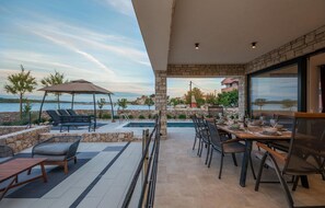 Outdoor dining - Lovely home in Pasman (Pasman)