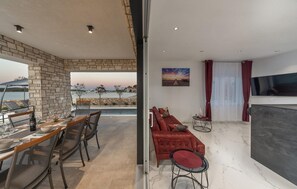 TV, fireplace - Lovely home in Pasman (Pasman)