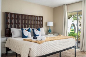 5 soverom, skrivebord, strykejern/-brett og reiseseng for barn