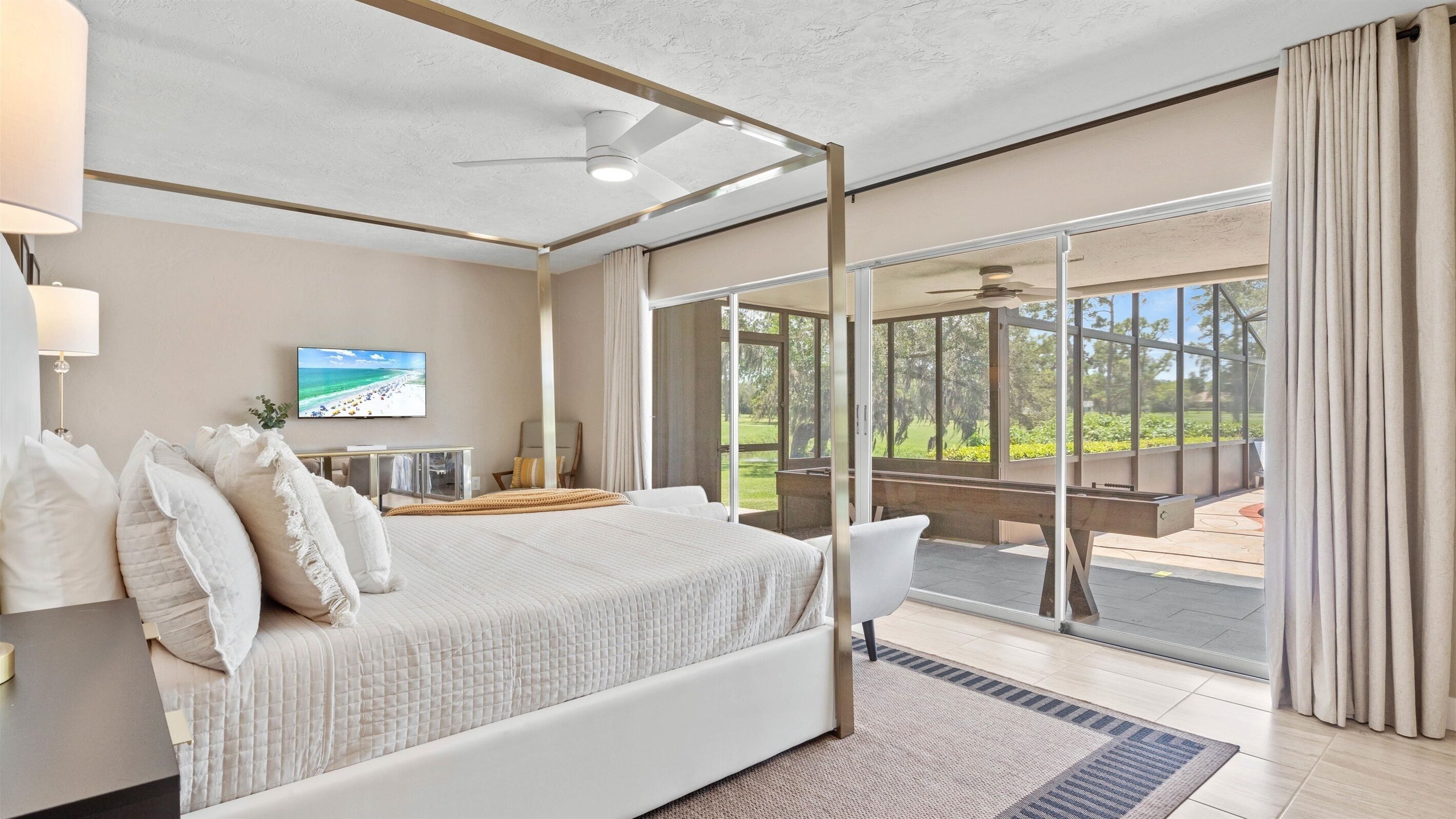 5 soverom, skrivebord, strykejern/-brett og reiseseng for barn