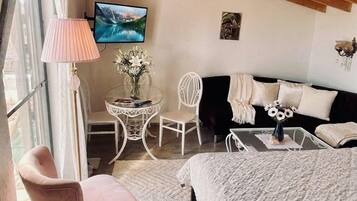 Deluxe-huone | Ylelliset vuodevaatteet, Select Comfort -patjalliset sängyt