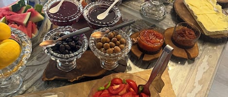 Frukost med lokala rätter varje dag (TRY 1200 per person)