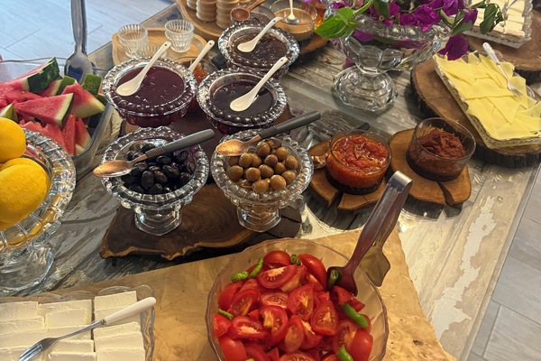 Daily local cuisine breakfast (TRY 1200 per person)