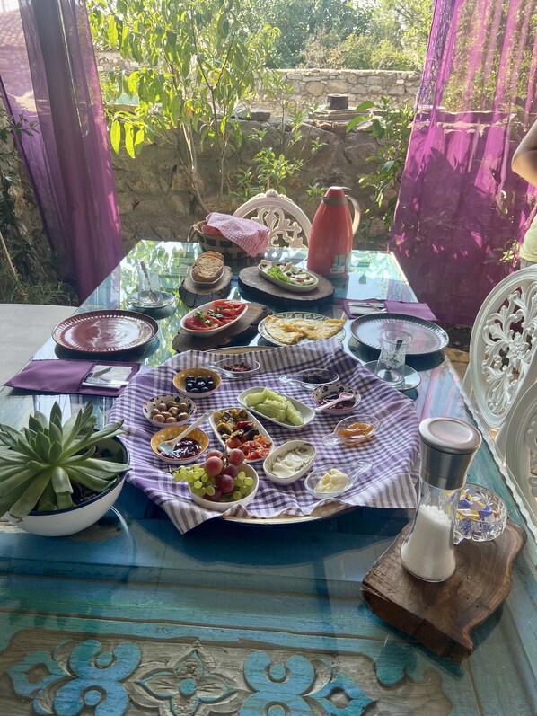 Desayuno de cocina local (TRY 1200 por persona)
