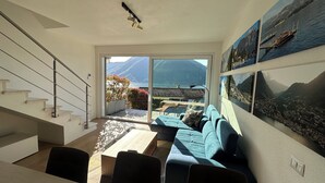 Una sala de estar moderna con un sofá, una mesa de centro y una escalera.