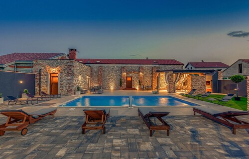 Awesome home in Skabrnja