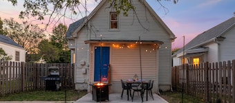Cheery 3BR w 2 King Beds, Outdoor Dining, Fire Pit, Quiet, Fenced Yard, Central