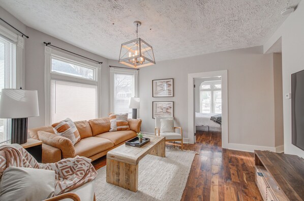 Una Smart TV, un reproductor de DVD, libros