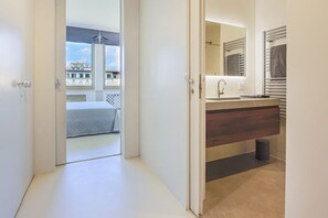 Douche, sèche-cheveux, bidet, serviettes fournies