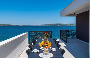 Outdoor dining - Awesome home in Novigrad with sauna (Novigrad)