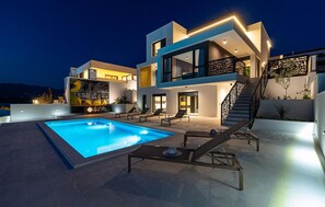 A heated pool - Awesome home in Novigrad with sauna (Novigrad)