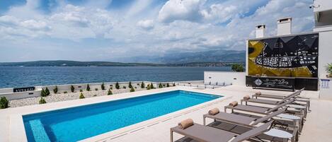 حمّام سباحة مُدفَّأ