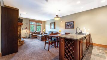 Condo (1 Bedroom) | Property amenity