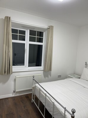 4 bedrooms, free WiFi, bed sheets - Newly refurbished. Sleeps up to 7 guests (Oldbury, Birmingham)