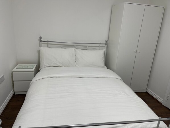4 bedrooms, free WiFi, bed sheets - Newly refurbished. Sleeps up to 7 guests (Oldbury, Birmingham)