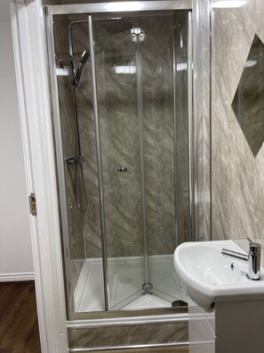 Shower, toilet paper - Newly Refurbished. Sleeps up to 7 Guests (Oldbury, Birmingham)