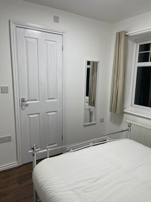 4 bedrooms, free WiFi, bed sheets - Newly Refurbished. Sleeps up to 7 Guests (Oldbury, Birmingham)