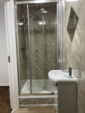 Shower, toilet paper - Newly Refurbished. Sleeps up to 7 Guests (Oldbury, Birmingham)