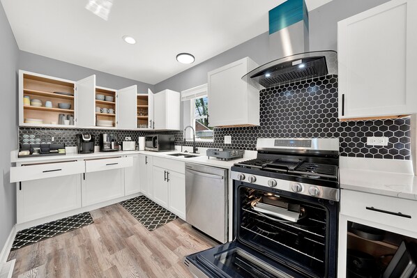 Private kitchen - Your Next Vacation Home (Des Plaines)