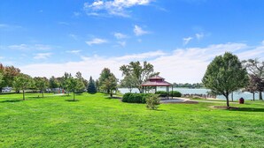 Ein Park mit einem Pavillon, Bäumen und einem See.