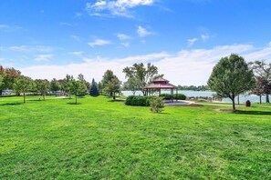 Property grounds - Your Next Vacation Home (Des Plaines)