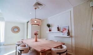 Dining - 2ndhome - Bright and Spacious, Next to the Beach (Dubai)