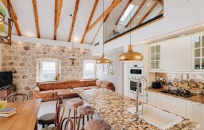 Kjøleskap, ovn, kokeplater og oppvaskmaskin