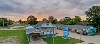 Eagles Nest Motel with Queen Bed and Kitchenette
