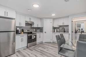 Réfrigérateur, four à micro-ondes, un four, surface de cuisson